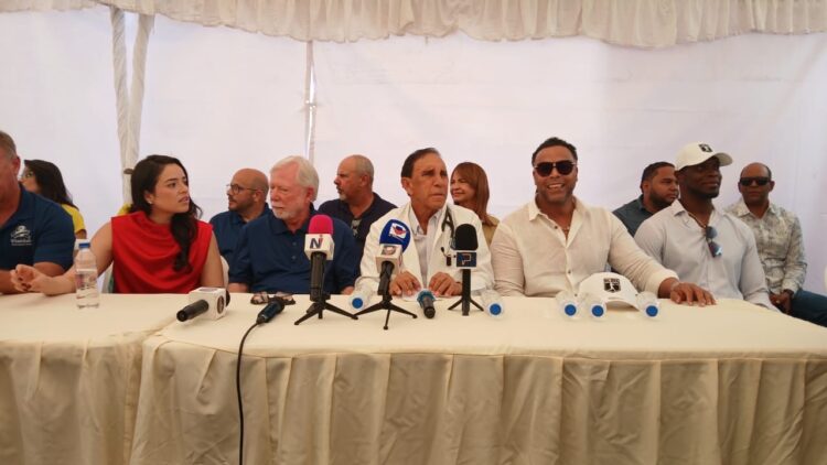 Más de 1,200 familias reciben sillas de ruedas gratuitas por wheelchair foundation y fundación cruz jiminián