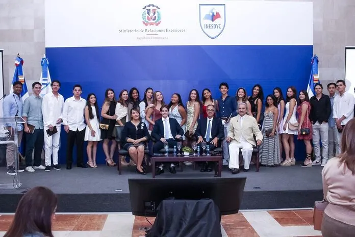 “vestigios del corazón”: manuel vallejo, bisnieto de manuel del cabral, sacude la poesía dominicana a sus 16 años