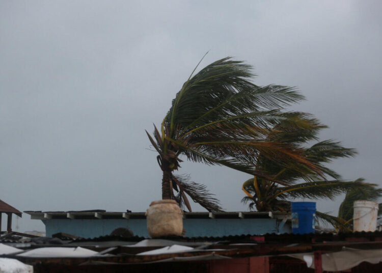 El huracán melissa amenaza jamaica con vientos de hasta 270 km/h