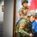 Un visitante camina junto a la pintura "Los hijos de la patria" de Kim Yeong Chan durante la exposición de arte norcoreano en Moscú, el 2 de octubre de 2025 (Alexander NEMENOV)
