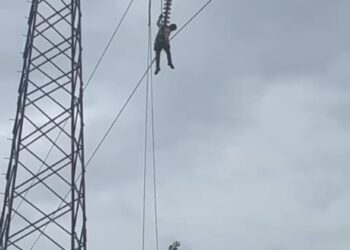 Brigadas de eted trabajan bajo lluvia para corregir avería en línea dajao-monte plata