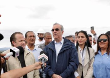 Abinader supervisa presas del cibao y sur ante lluvias del huracán melissa