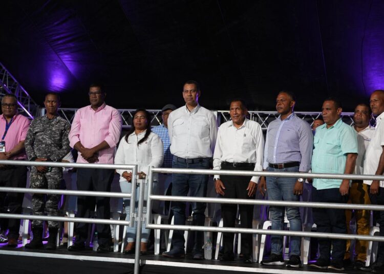 Guido Gómez Mazara junto a autoridades municipales de Independencia en lanzamiento de Sonan-Do