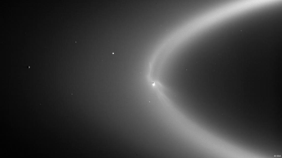 La imagen muestra una nube conformada por las partículas de hielo de Encélado atrapadas en el anillo de Saturno.