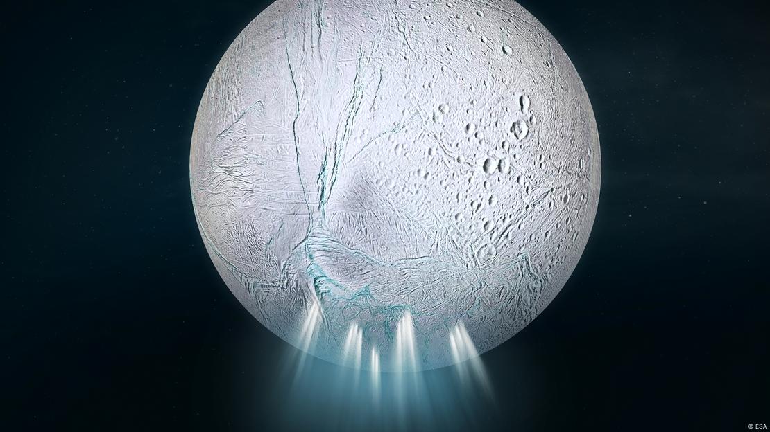 La sonda Cassini logró identificar géiseres saliendo desde el polo sur de la luna Encélado.