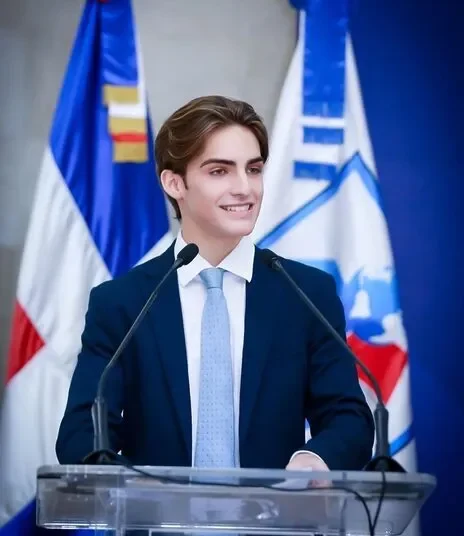 “vestigios del corazón”: manuel vallejo, bisnieto de manuel del cabral, sacude la poesía dominicana a sus 16 años