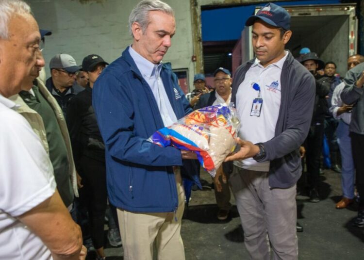 Abinader supervisa empaque y distribución de raciones para afectados por melissa