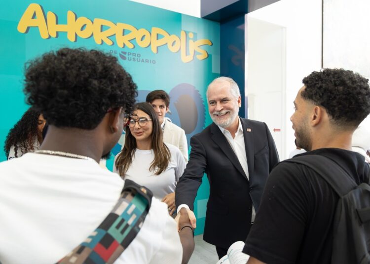 Superintendencia de bancos promueve educación financiera en feria internacional del libro