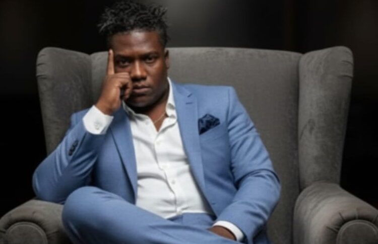 Antony Kris regresa más romántico que nunca con “A un milímetro de ti”