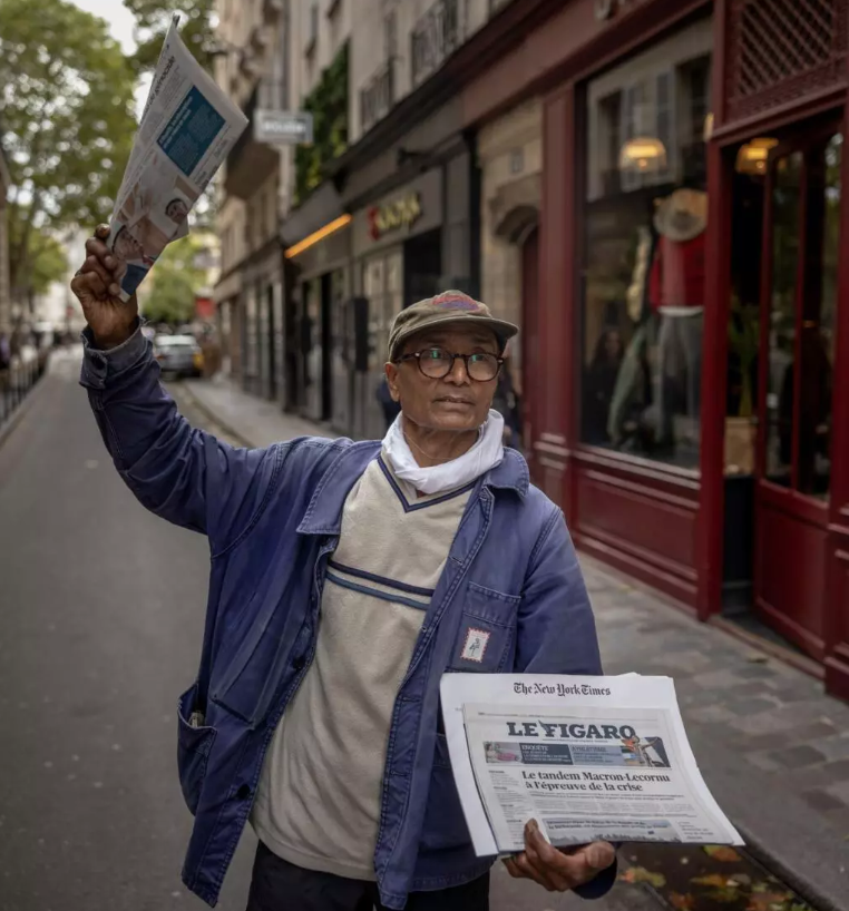 El repartidor de periódicos Ali Akbar recorre las calles del barrio Latino de París el 16 de septiembre de 2025 © Guillaume Baptiste / AFP