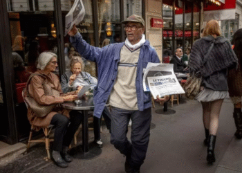 El pakistaní Ali Akbar, vendedor ambulante de periódicos, en el barrio latino de París, el 16 de septiembre de 2025 © Guillaume Baptiste / AFP