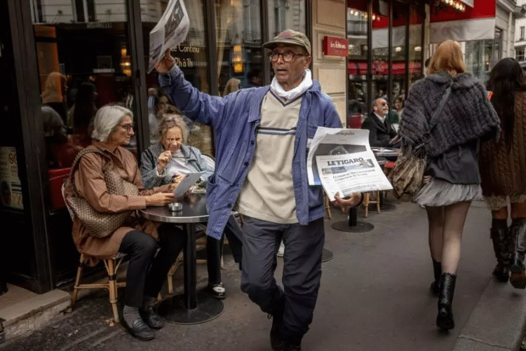 El pakistaní Ali Akbar, vendedor ambulante de periódicos, en el barrio latino de París, el 16 de septiembre de 2025 © Guillaume Baptiste / AFP
