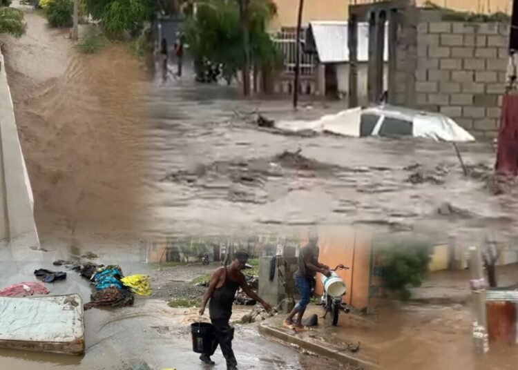 Cañada arrastra vehículo tras desbordarse por lluvias en las colinas, baní