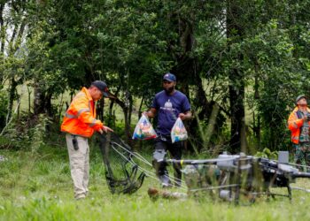 Drones del 911 entregan kits de raciones crudas a familias incomunicadas en santo domingo norte