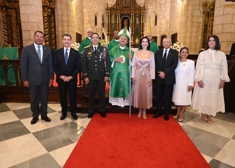 El presidente ejecutivo de Banreservas, doctor Leonardo Aguilera, en la misa celebrada en la Catedral de Santo Domingo, acompañado desde la izquierda por Ysidro García, vicepresidente ejecutivo senior de Negocios de Banreservas; Christopher Paniagua, presidente ejecutivo del Banco Popular; el general Enrique Armando Aguilera; monseñor Ramón Benito Ángeles, auxiliar emérito de la Arquidiócesis de Santo Domingo; Raquel Arbaje de Abinader, primera dama de la República; Carmen Alicia Quijano de Aguilera, presidenta del Voluntariado Banreservas; y Ana Pou de Castro, vicepresidente ejecutivo senior de Capital Humano, Tecnología y Operaciones de la entidad bancaria.