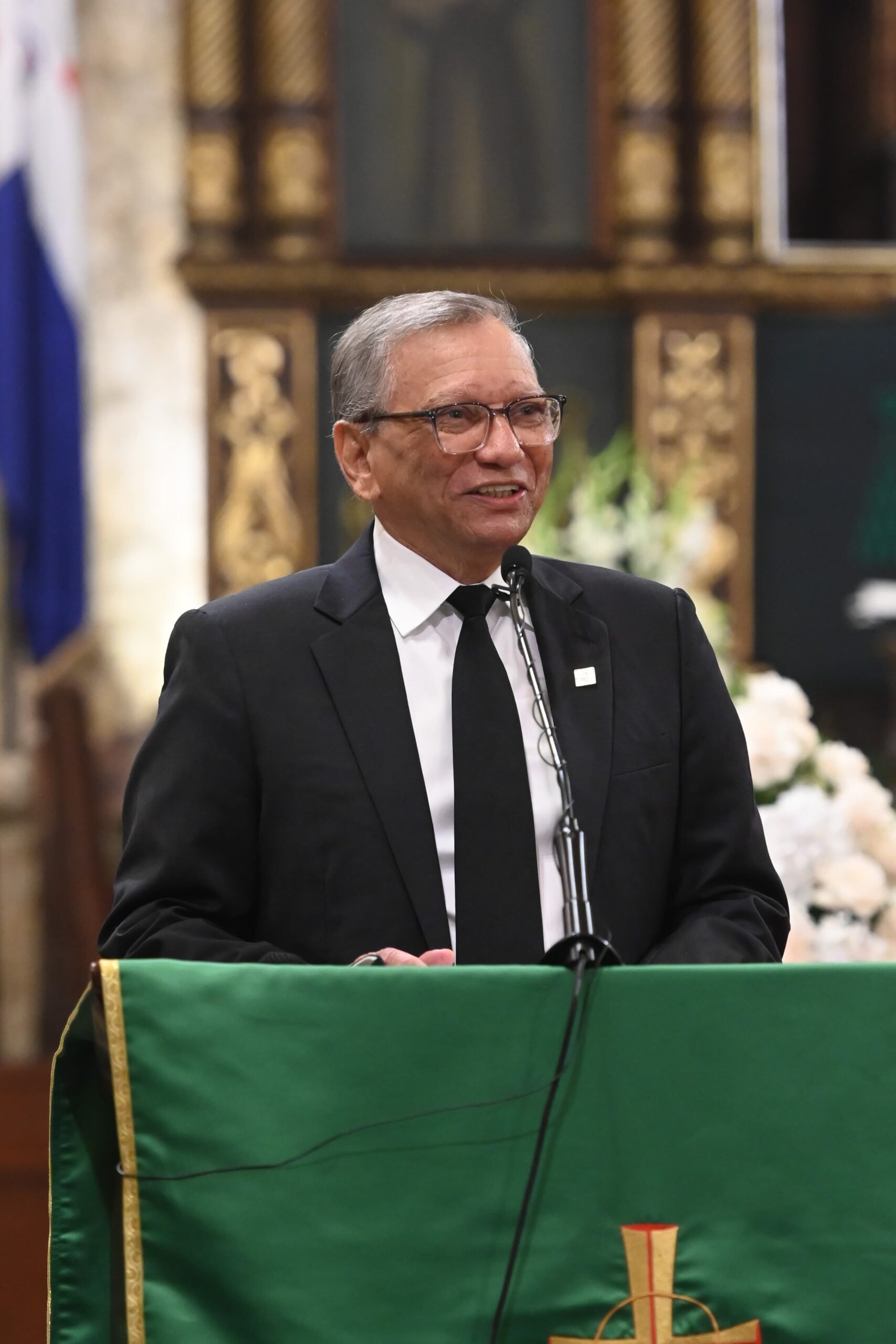 El presidente ejecutivo de Banreservas, Leonardo Aguilera, habla en la misa deAcción de Gracias del 84 aniversario de la institución financiera, oficiada en la Catedral Primada de América.