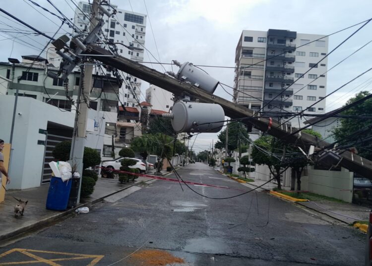 Edesur trabaja en la reposición de poste derribado por accidente vehicular en ensanche naco