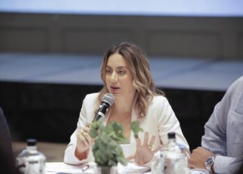 Gloria reyes presenta la dirección de desarrollo social supérate tras fusión con adess; afirma 380 mil personas salieron de subsidios