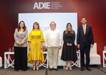 Expertos coinciden en que la transición energética requiere reformas, confianza y profundización del mercado de capitales
