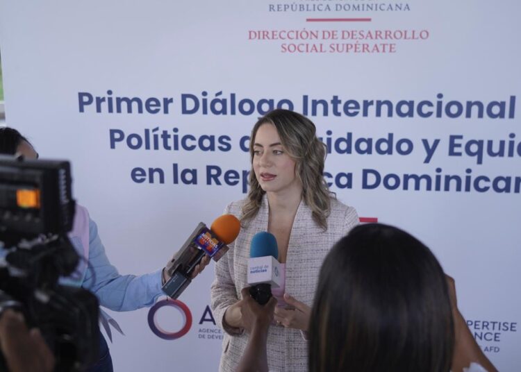 Ddss realiza diálogo internacional sobre políticas de cuidado y equidad; conferencista principal fue ministra de salud en francia.  