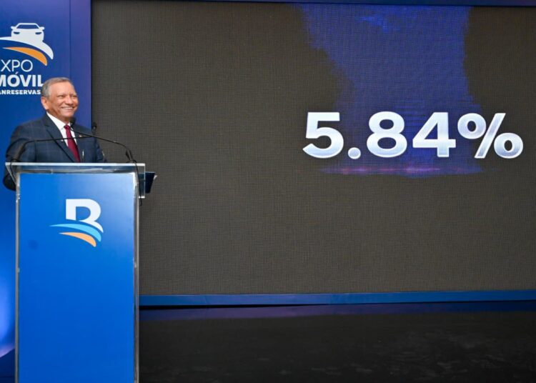 El presidente ejecutivo de Banreservas, doctor Leonardo Aguilera, anuncia la tasa
de financiamiento en Expomóvil 2025.