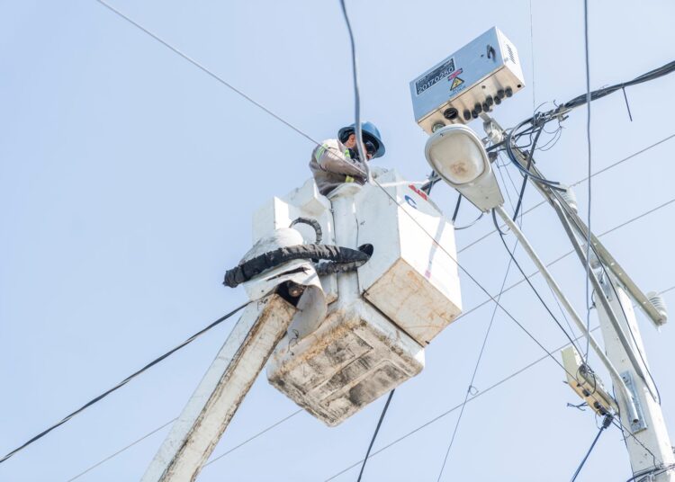 Edesur fortalece el servicio con la instalación de un nuevo sistema de control en más de catorce sectores prepago