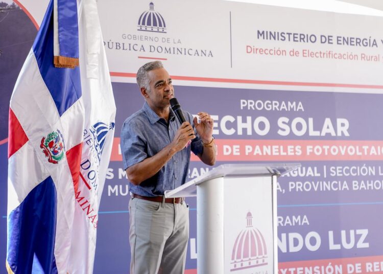 El ministro de Energía y Minas, Joel Santos, explica que los proyectos de electrificación rural representan progreso, dignidad y nuevas oportunidades para las comunidades beneficiadas.