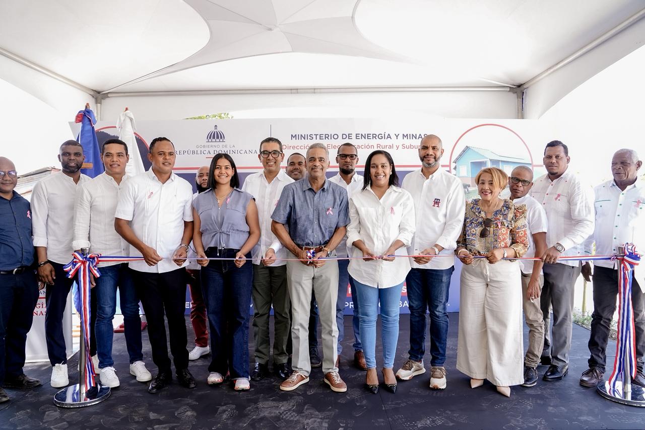 El ministro Joel Santos, junto a autoridades locales, durante la entrega de los proyectos de electrificación rural que llevan energía limpia y confiable a comunidades de Elías Piña y Bahoruco.