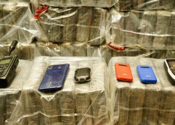 Despliegue extenso de fuerzas incauta lancha con 650 paquetes de presunta cocaína en baní