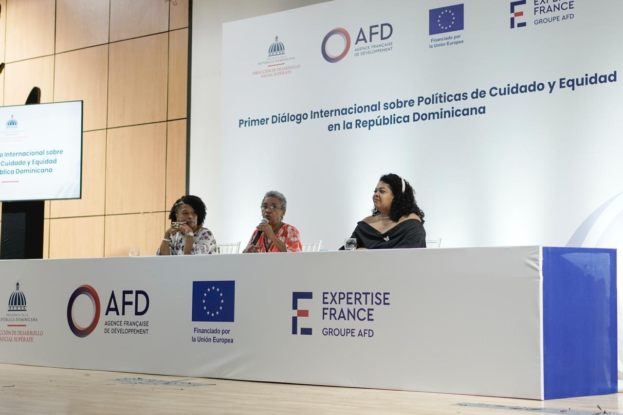 Ddss realiza diálogo internacional sobre políticas de cuidado y equidad; conferencista principal fue ministra de salud en francia.  