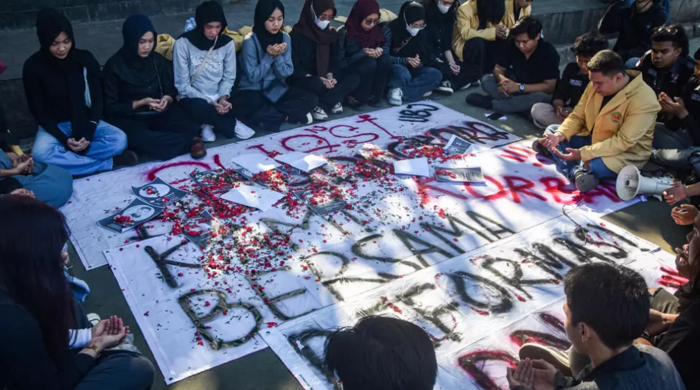 Unos estudiantes universitarios recuerdan a las víctimas de los enfrentamientos entre manifestantes y policía en toda indonesia, el 4 de septiembre de 2025 en bekasi © rezas / afp/archivos