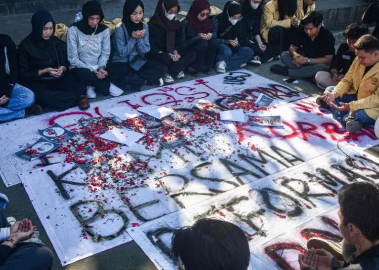 Unos estudiantes universitarios recuerdan a las víctimas de los enfrentamientos entre manifestantes y policía en toda Indonesia, el 4 de septiembre de 2025 en Bekasi © Rezas / AFP/Archivos