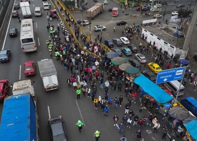 Protesta de choferes contra la extorsión semiparaliza lima