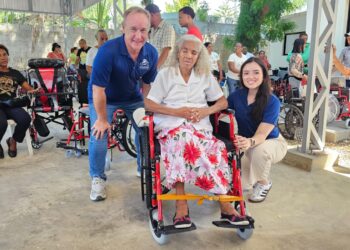 Fundaciones entregan sillas de ruedas a personas de escasos recursos en el sur