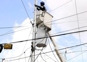 Edeeste continúa trabajos que mejoran el servicio eléctrico en los tres brazos