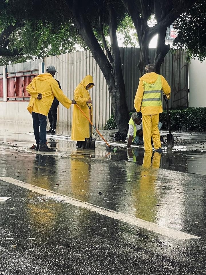 Alcaldía del distrito nacional extiende los trabajos para mitigar lluvias del huracán melissa