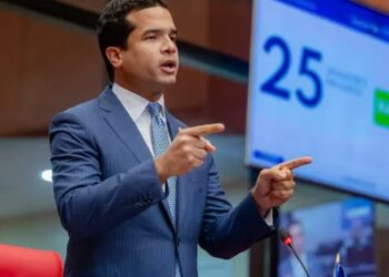 Omar fernández defiende se libere de impuestos salarios por debajo de rd$52,000