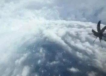 Avión cazahuracanes de eeuu es forzado a regresar por turbulencias muy fuertes de melissa
