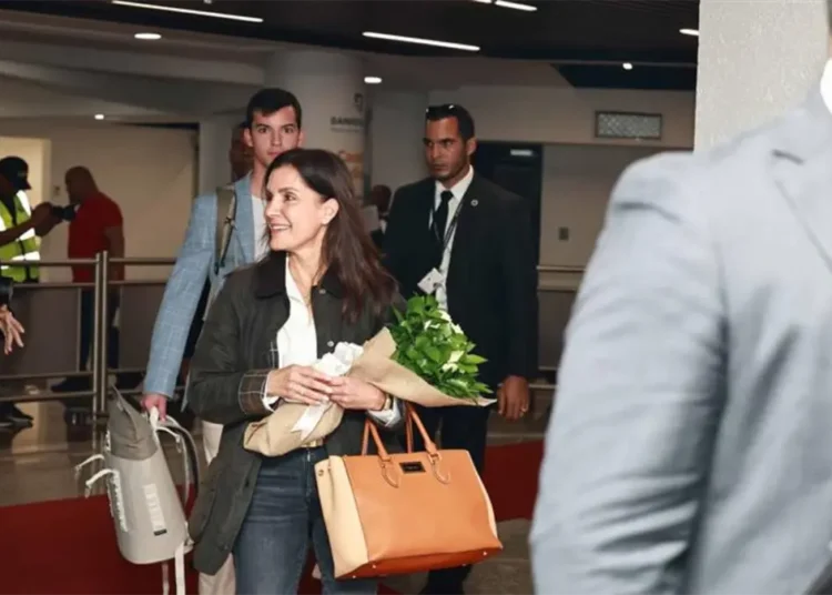 Leah francis campos, nueva embajadora de ee. Uu. , arriba al país