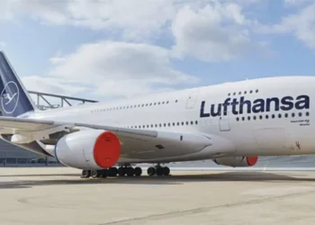 Desvían un vuelo en eeuu después de que un hombre apuñalara con un tenedor a dos menores
