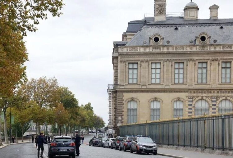 Detienen a dos sospechosos por el robo millonario en el museo del louvre; uno intentaba huir del país