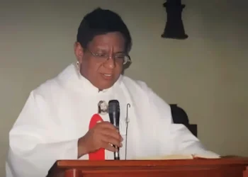 Arresto domiciliario y garantía económica para sacerdote investigado por conducta sexual inapropiada