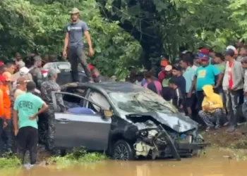 Un muerto y dos heridos tras impactar vehículo contra un puente en villa riva