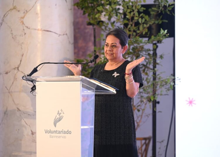 La doctora Carmen Quijano, presidenta del Voluntariado Banreservas, habla en el lanzamiento del 56. o del Concurso de Pintura Infantil Navideño Nidia Serra.