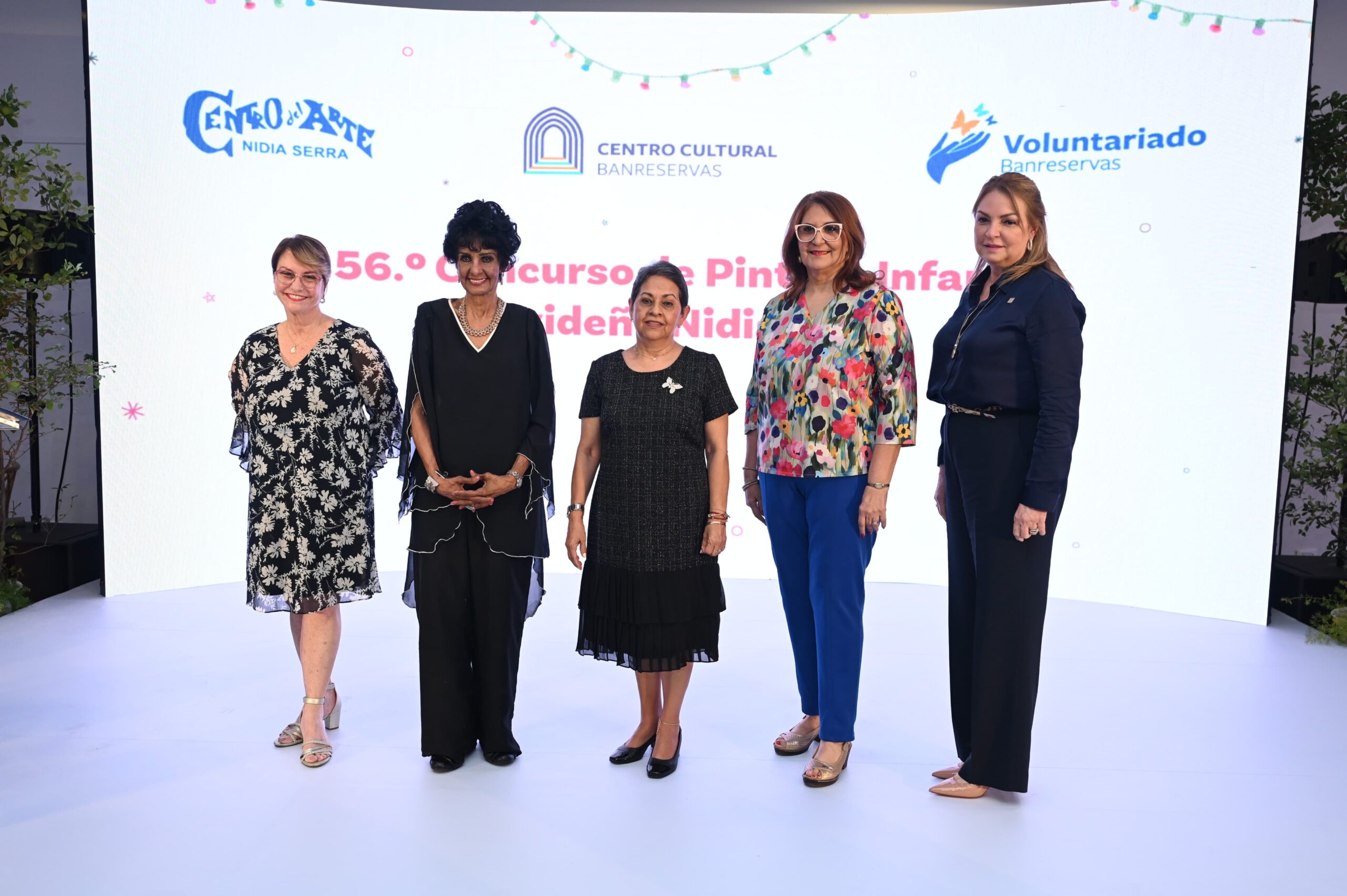 La doctora Carmen Quijano, presidenta del Voluntariado Banreservas,preside la actividad. Desde la izquierda: Marianella Sallent, Elsa Núñez,
Nancy Menicucucci y Patricia Bisonó.