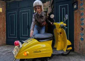 Mujeres recorren las calles de teherán en motocicleta