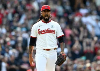 Emmanuel clase usó su teléfono en pleno juego para coordinar apuestas