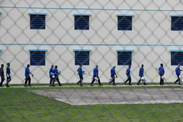 Ccr las parra: prohíben celulares a reos y agentes