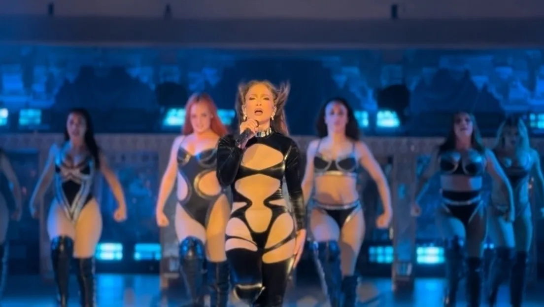 Jennifer lopez causa sensación en boda de multimillonario en india