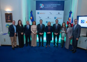 De izquierda a derecha, los señores José Mármol, Amauris Vásquez, Christopher Paniagua, Rosa Hernández de Grullón, Felipe Vicini y Carlos León.